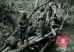 Immagine di Le forze britanniche costruire un ponte attraverso il Fiume Wami Tanzania Africa orientale, 1918, secondo 6 filmato di repertorio 65675026031