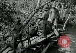 Immagine di Le forze britanniche costruire un ponte attraverso il Fiume Wami Tanzania Africa orientale, 1918, secondo 7 filmato di repertorio 65675026031