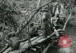 Immagine di Le forze britanniche costruire un ponte attraverso il Fiume Wami Tanzania Africa orientale, 1918, secondo 12 filmato di repertorio 65675026031