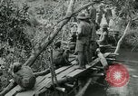 Immagine di Le forze britanniche costruire un ponte attraverso il Fiume Wami Tanzania Africa orientale, 1918, secondo 13 filmato di repertorio 65675026031