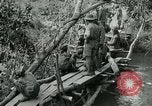 Immagine di Le forze britanniche costruire un ponte attraverso il Fiume Wami Tanzania Africa orientale, 1918, secondo 14 filmato di repertorio 65675026031