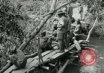 Immagine di Le forze britanniche costruire un ponte attraverso il Fiume Wami Tanzania Africa orientale, 1918, secondo 15 filmato di repertorio 65675026031
