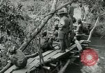 Immagine di Le forze britanniche costruire un ponte attraverso il Fiume Wami Tanzania Africa orientale, 1918, secondo 16 filmato di repertorio 65675026031
