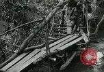 Immagine di Le forze britanniche costruire un ponte attraverso il Fiume Wami Tanzania Africa orientale, 1918, secondo 20 filmato di repertorio 65675026031