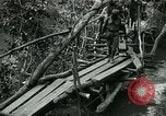 Immagine di Le forze britanniche costruire un ponte attraverso il Fiume Wami Tanzania Africa orientale, 1918, secondo 23 filmato di repertorio 65675026031