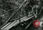 Immagine di Le forze britanniche costruire un ponte attraverso il Fiume Wami Tanzania Africa orientale, 1918, secondo 25 filmato di repertorio 65675026031
