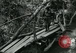 Immagine di Le forze britanniche costruire un ponte attraverso il Fiume Wami Tanzania Africa orientale, 1918, secondo 26 filmato di repertorio 65675026031