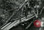 Immagine di Le forze britanniche costruire un ponte attraverso il Fiume Wami Tanzania Africa orientale, 1918, secondo 27 filmato di repertorio 65675026031