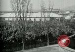 Standbild italienischen Kriegsgefangenen zUSAmmengestellt nach der Schlacht von Caporetto Italien, 1917, aus Sekunde 3 historischem Filmmaterial Videoclip 65675026032