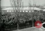 Standbild italienischen Kriegsgefangenen zUSAmmengestellt nach der Schlacht von Caporetto Italien, 1917, aus Sekunde 5 historischem Filmmaterial Videoclip 65675026032