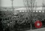 Standbild italienischen Kriegsgefangenen zUSAmmengestellt nach der Schlacht von Caporetto Italien, 1917, aus Sekunde 11 historischem Filmmaterial Videoclip 65675026032