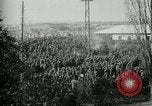 Standbild italienischen Kriegsgefangenen zUSAmmengestellt nach der Schlacht von Caporetto Italien, 1917, aus Sekunde 17 historischem Filmmaterial Videoclip 65675026032