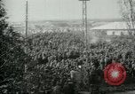 Standbild italienischen Kriegsgefangenen zUSAmmengestellt nach der Schlacht von Caporetto Italien, 1917, aus Sekunde 18 historischem Filmmaterial Videoclip 65675026032
