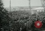 Standbild italienischen Kriegsgefangenen zUSAmmengestellt nach der Schlacht von Caporetto Italien, 1917, aus Sekunde 19 historischem Filmmaterial Videoclip 65675026032