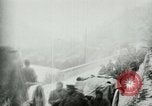 Standbild italienischen Kriegsgefangenen zUSAmmengestellt nach der Schlacht von Caporetto Italien, 1917, aus Sekunde 28 historischem Filmmaterial Videoclip 65675026032