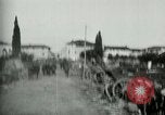 Standbild italienischen Kriegsgefangenen zUSAmmengestellt nach der Schlacht von Caporetto Italien, 1917, aus Sekunde 29 historischem Filmmaterial Videoclip 65675026032