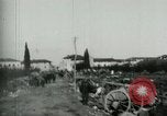 Standbild italienischen Kriegsgefangenen zUSAmmengestellt nach der Schlacht von Caporetto Italien, 1917, aus Sekunde 40 historischem Filmmaterial Videoclip 65675026032