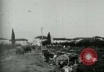 Standbild italienischen Kriegsgefangenen zUSAmmengestellt nach der Schlacht von Caporetto Italien, 1917, aus Sekunde 41 historischem Filmmaterial Videoclip 65675026032