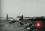 Standbild italienischen Kriegsgefangenen zUSAmmengestellt nach der Schlacht von Caporetto Italien, 1917, aus Sekunde 42 historischem Filmmaterial Videoclip 65675026032