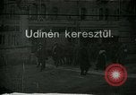 Standbild italienischen Gefangenen durch Udine nach der Schlacht von Caporetto Italien, 1917, aus Sekunde 4 historischem Filmmaterial Videoclip 65675026034