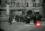 Standbild italienischen Gefangenen durch Udine nach der Schlacht von Caporetto Italien, 1917, aus Sekunde 5 historischem Filmmaterial Videoclip 65675026034
