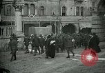 Standbild italienischen Gefangenen durch Udine nach der Schlacht von Caporetto Italien, 1917, aus Sekunde 6 historischem Filmmaterial Videoclip 65675026034