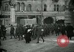 Standbild italienischen Gefangenen durch Udine nach der Schlacht von Caporetto Italien, 1917, aus Sekunde 7 historischem Filmmaterial Videoclip 65675026034