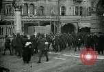 Standbild italienischen Gefangenen durch Udine nach der Schlacht von Caporetto Italien, 1917, aus Sekunde 8 historischem Filmmaterial Videoclip 65675026034