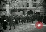 Standbild italienischen Gefangenen durch Udine nach der Schlacht von Caporetto Italien, 1917, aus Sekunde 9 historischem Filmmaterial Videoclip 65675026034