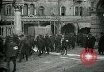 Standbild italienischen Gefangenen durch Udine nach der Schlacht von Caporetto Italien, 1917, aus Sekunde 10 historischem Filmmaterial Videoclip 65675026034