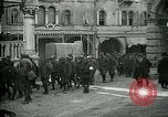Standbild italienischen Gefangenen durch Udine nach der Schlacht von Caporetto Italien, 1917, aus Sekunde 11 historischem Filmmaterial Videoclip 65675026034