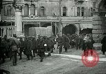 Standbild italienischen Gefangenen durch Udine nach der Schlacht von Caporetto Italien, 1917, aus Sekunde 12 historischem Filmmaterial Videoclip 65675026034