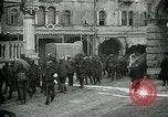 Standbild italienischen Gefangenen durch Udine nach der Schlacht von Caporetto Italien, 1917, aus Sekunde 13 historischem Filmmaterial Videoclip 65675026034