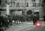 Standbild italienischen Gefangenen durch Udine nach der Schlacht von Caporetto Italien, 1917, aus Sekunde 14 historischem Filmmaterial Videoclip 65675026034