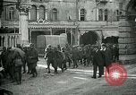 Standbild italienischen Gefangenen durch Udine nach der Schlacht von Caporetto Italien, 1917, aus Sekunde 15 historischem Filmmaterial Videoclip 65675026034