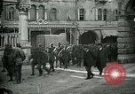 Standbild italienischen Gefangenen durch Udine nach der Schlacht von Caporetto Italien, 1917, aus Sekunde 16 historischem Filmmaterial Videoclip 65675026034