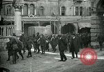 Standbild italienischen Gefangenen durch Udine nach der Schlacht von Caporetto Italien, 1917, aus Sekunde 17 historischem Filmmaterial Videoclip 65675026034