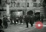 Standbild italienischen Gefangenen durch Udine nach der Schlacht von Caporetto Italien, 1917, aus Sekunde 18 historischem Filmmaterial Videoclip 65675026034