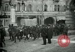 Standbild italienischen Gefangenen durch Udine nach der Schlacht von Caporetto Italien, 1917, aus Sekunde 19 historischem Filmmaterial Videoclip 65675026034