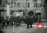 Standbild italienischen Gefangenen durch Udine nach der Schlacht von Caporetto Italien, 1917, aus Sekunde 20 historischem Filmmaterial Videoclip 65675026034
