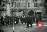 Standbild italienischen Gefangenen durch Udine nach der Schlacht von Caporetto Italien, 1917, aus Sekunde 21 historischem Filmmaterial Videoclip 65675026034