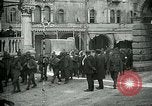 Standbild italienischen Gefangenen durch Udine nach der Schlacht von Caporetto Italien, 1917, aus Sekunde 22 historischem Filmmaterial Videoclip 65675026034