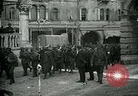 Standbild italienischen Gefangenen durch Udine nach der Schlacht von Caporetto Italien, 1917, aus Sekunde 23 historischem Filmmaterial Videoclip 65675026034