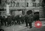 Standbild italienischen Gefangenen durch Udine nach der Schlacht von Caporetto Italien, 1917, aus Sekunde 24 historischem Filmmaterial Videoclip 65675026034