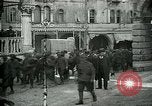 Standbild italienischen Gefangenen durch Udine nach der Schlacht von Caporetto Italien, 1917, aus Sekunde 25 historischem Filmmaterial Videoclip 65675026034