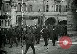 Standbild italienischen Gefangenen durch Udine nach der Schlacht von Caporetto Italien, 1917, aus Sekunde 26 historischem Filmmaterial Videoclip 65675026034