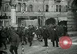 Standbild italienischen Gefangenen durch Udine nach der Schlacht von Caporetto Italien, 1917, aus Sekunde 27 historischem Filmmaterial Videoclip 65675026034