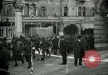 Standbild italienischen Gefangenen durch Udine nach der Schlacht von Caporetto Italien, 1917, aus Sekunde 28 historischem Filmmaterial Videoclip 65675026034