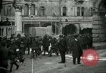 Standbild italienischen Gefangenen durch Udine nach der Schlacht von Caporetto Italien, 1917, aus Sekunde 29 historischem Filmmaterial Videoclip 65675026034