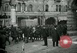 Standbild italienischen Gefangenen durch Udine nach der Schlacht von Caporetto Italien, 1917, aus Sekunde 30 historischem Filmmaterial Videoclip 65675026034